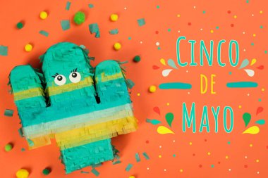 Cinco de Mayo festival posteri. Turuncu arka planda parlak komik pinyata, düz yatış