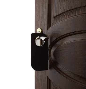 Beyaz arka planda boş askısı olan ahşap kapı, yakın plan.