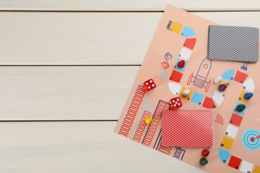 Tahta oyunu beyaz ahşap masada, düz yatıyordu. Metin için boşluk