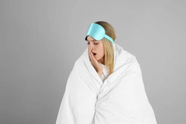 Junge Frau Schlafmaske Mit Weicher Decke Umwickelt Gähnt Vor Grauem — Stockfoto