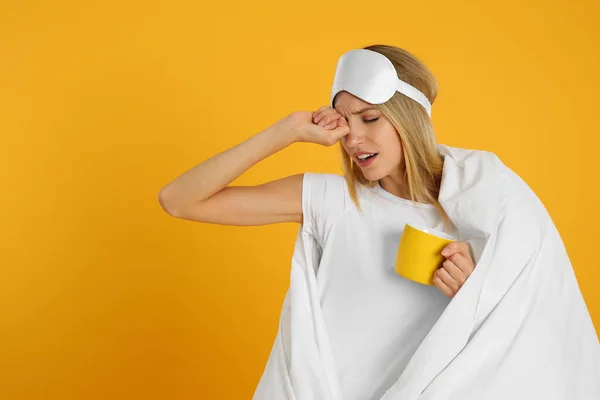 Jeune Femme Masque Sommeil Enveloppé Avec Couverture Tenant Tasse Sur — Photo