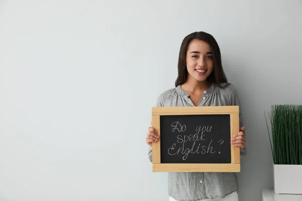 Jovem Professora Segurando Quadro Com Palavras Você Fala Inglês Fundo — Fotografia de Stock