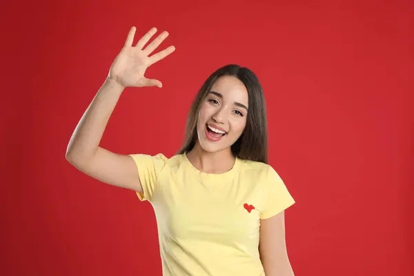 Mulher Camiseta Amarela Mostrando Número Cinco Com Mão Fundo Vermelho — Fotografia de Stock