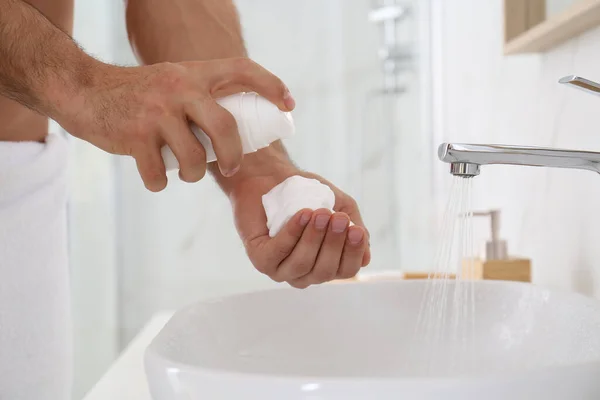 Hombre Con Espuma Afeitar Baño Primer Plano —  Fotos de Stock