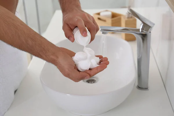 Hombre Con Espuma Afeitar Baño Primer Plano — Foto de Stock