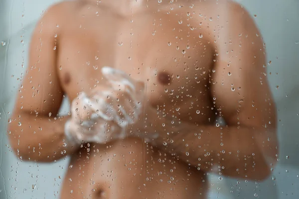 Hombre Tomando Ducha Casa Vista Través Vidrio — Foto de Stock