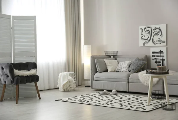 Gemütliche Wohnzimmereinrichtung Mit Großem Grauen Sofa — Stockfoto