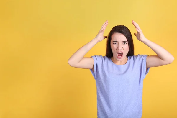 Retrato Jovem Estressada Fundo Amarelo Espaço Para Texto — Fotografia de Stock