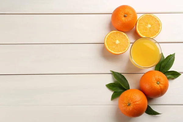 Finom Narancslé Friss Gyümölcs Fehér Asztalra Lapos Tojással Szöveg Helye — Stock Fotó