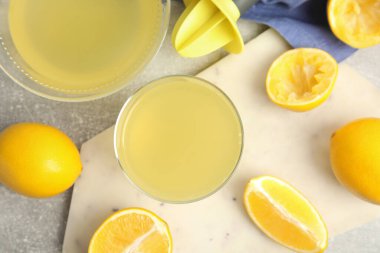 Gri masada taze sıkılmış limon suyu, düz.