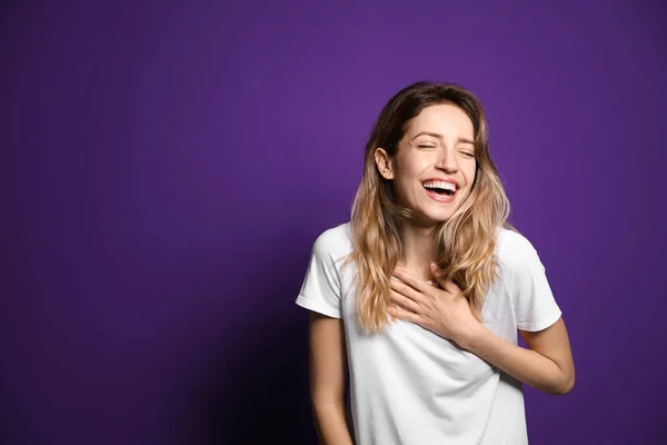 Jovem Alegre Rindo Fundo Violeta Espaço Para Texto — Fotografia de Stock