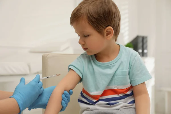 护士在诊所给小男孩接种疫苗 免疫概念 — 图库照片
