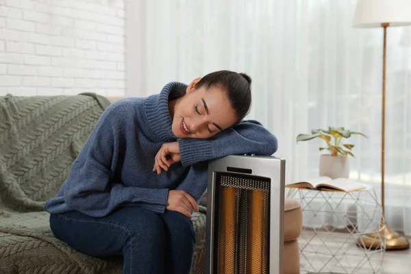 Jovem Mulher Aquecer Perto Aquecedor Elétrico Casa — Fotografia de Stock