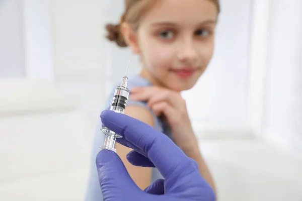 Dokter Die Een Injectie Geeft Aan Een Meisje Het Ziekenhuis — Stockfoto