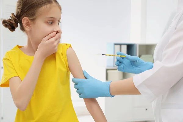 Dokter Die Een Injectie Geeft Aan Een Klein Meisje Het — Stockfoto