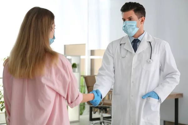 医者と患者保護マスク室内で握手 — ストック写真