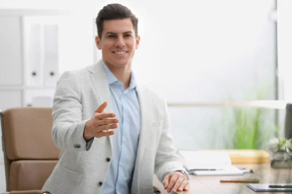 オフィスで握手を提供するビジネスマンは 手に焦点を当てます テキストのスペース — ストック写真
