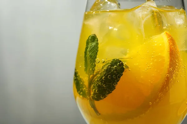 Deliciosa Soda Naranja Sobre Fondo Gris Primer Plano — Foto de Stock