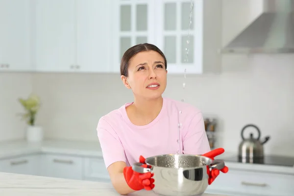 Jovem Recolhendo Água Vazando Teto Cozinha Tempo Para Chamar Serviço — Fotografia de Stock