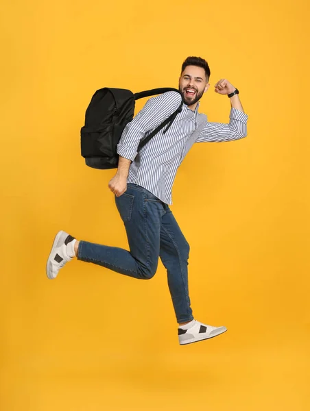 Homme Émotionnel Avec Sac Dos Élégant Sautant Sur Fond Jaune — Photo