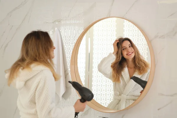 Mulher Bonita Usando Secador Cabelo Perto Espelho Casa — Fotografia de Stock