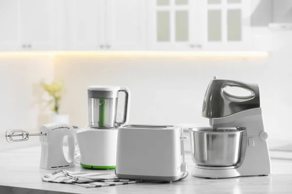 Moderne Toaster Und Andere Kochgeräte Auf Dem Tisch Der Küche — Stockfoto