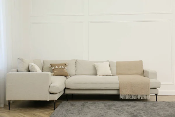 Bequemes Sofa Der Nähe Der Weißen Wand Wohnzimmer — Stockfoto