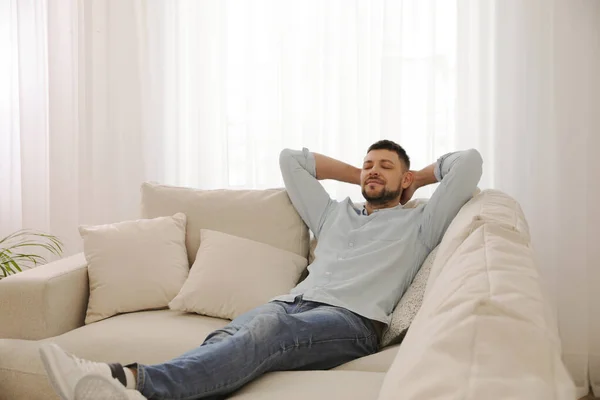 Muž Odpočívající Pohodlné Pohovce Obývacím Pokoji — Stock fotografie