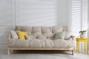 Oturma odasının içindeki bej renkli kanepe.