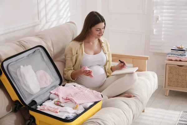 Gravid Kvinna Packning Resväska För Moderskap Sjukhus Hemma — Stockfoto