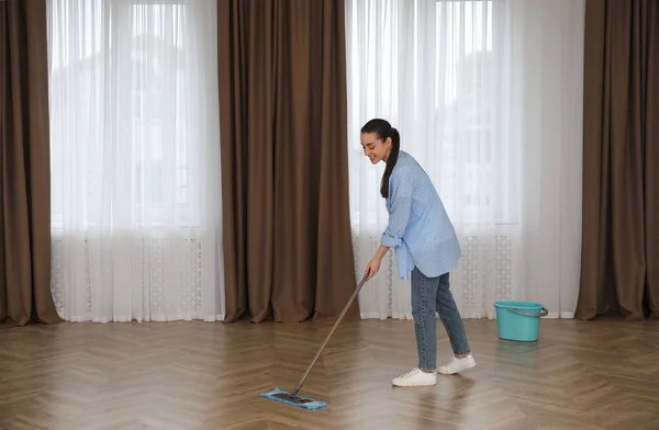 Junge Frau Putzt Boden Mit Wischmopp Leerem Raum — Stockfoto