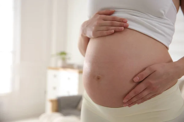 Zwangere Vrouw Raakt Haar Buik Binnen Close — Stockfoto