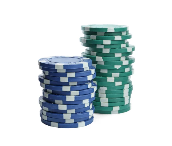 塑料赌场的碎片堆在白色的背景上 扑克游戏 — 图库照片