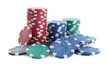 Beyaz arka planda kumarhane fişleri. Poker oyunu