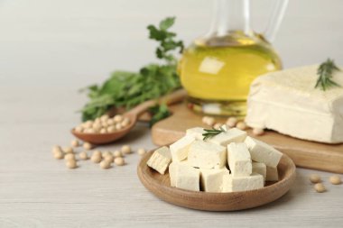 Biberiyeli ve soya soslu lezzetli tofu parçaları, yakın plan. Metin için boşluk