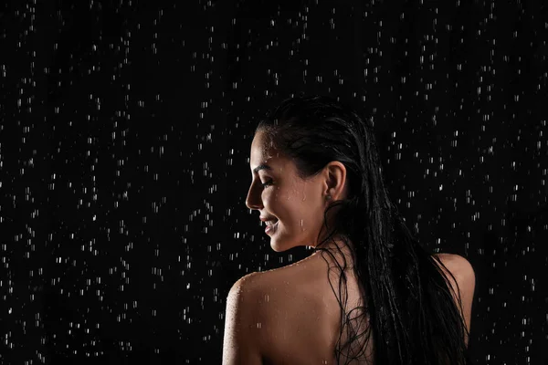 Hübsche Frau Unter Der Dusche Auf Schwarzem Hintergrund Haare Waschen — Stockfoto