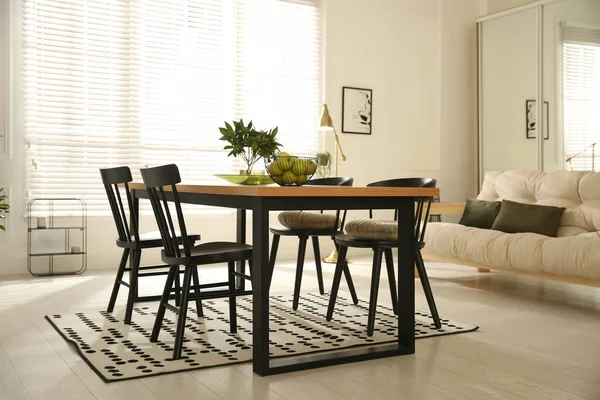 Stilvoller Esstisch Und Stühle Aus Holz Zimmer Innenarchitektur — Stockfoto