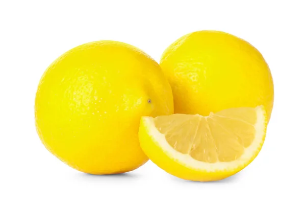 Вырезать Целые Спелые Лимоны Изолированы Белом — стоковое фото