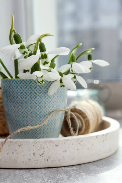 Schöne Schneeglöckchen Vase Und Dekor Auf Hellem Tisch Fenster — Stockfoto