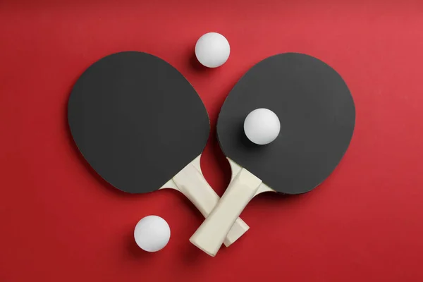 Ping Pong Racketar Och Bollar Röd Bakgrund Platt Låg — Stockfoto