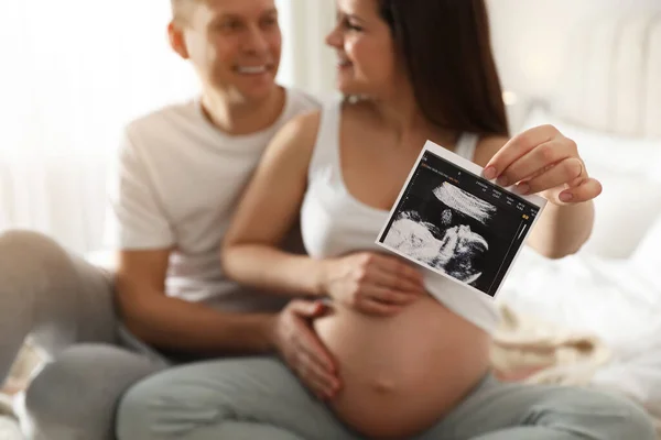 Jonge Zwangere Vrouw Met Haar Man Slaapkamer Focus Echografie Foto — Stockfoto
