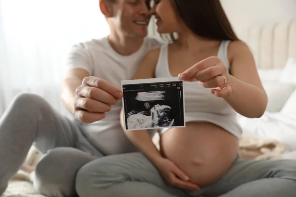 침실에 임신부는 아기의 초음파 사진에 초점을 맞추고 — 스톡 사진