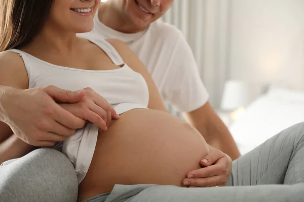 Joven Embarazada Con Marido Casa Primer Plano — Foto de Stock