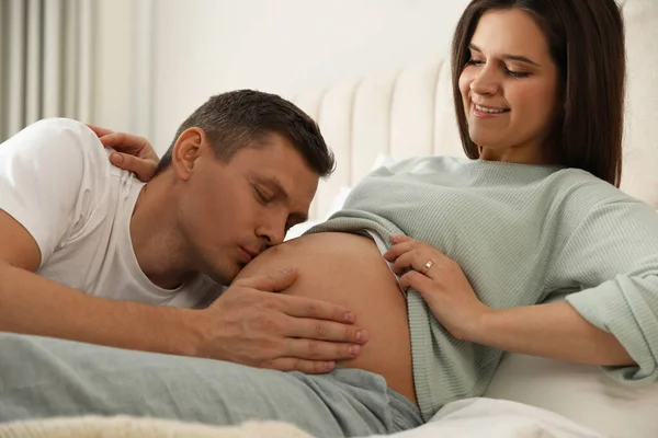 Jong Zwanger Vrouw Met Haar Man Slaapkamer — Stockfoto