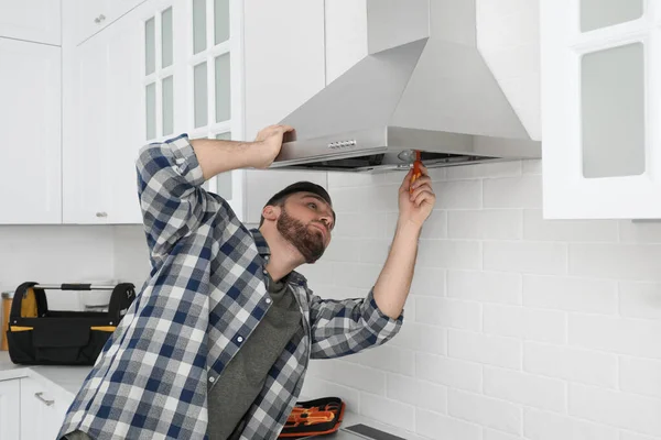 Mutfakta Modern Fırın Kaputunu Tamir Eden Adam — Stok fotoğraf