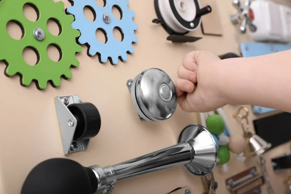 Menino Brincando Com Tabuleiro Ocupado Close — Fotografia de Stock