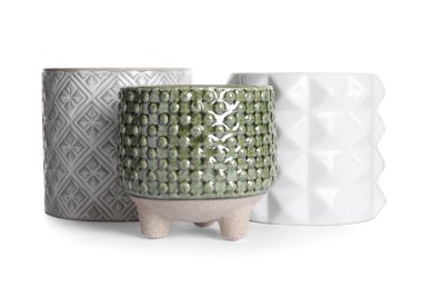 Beyaz arkaplanda farklı seramik saksılar