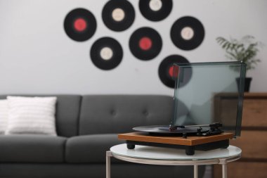 Oturma odasında vinil diski olan şık bir pikap.