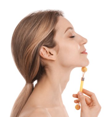 Beyaz arka planda doğal yeşim taşı kullanan genç bir kadın.