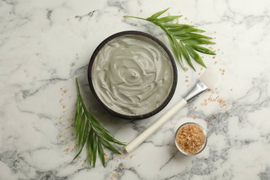 Beyaz mermer arka planda kaplıca gövdesi ambalajları için kozmetik ürünüyle düz konum